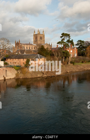 Vue sur la rivière Wye à la cathédrale à Hereford Banque D'Images