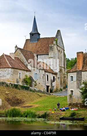 Les gens avec des kayaks traditionnels au village médiéval d'Angles sur l'Anglin, Vienne, près de Poitiers, France Banque D'Images