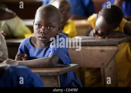 Les élèves apprennent en P1 à l'école primaire de la classe d'Abia - Amuria, District de l'Ouganda, l'Afrique de l'Est. Banque D'Images