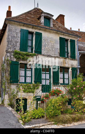 Maison typiquement français à angles sur l'Anglin en Dordogne, France Banque D'Images