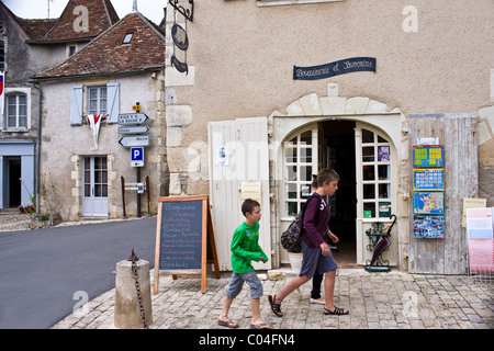 Des enfants français par magasin de souvenirs dans un village d'Angles sur l'Anglin, Vienne, près de Poitiers, France Banque D'Images