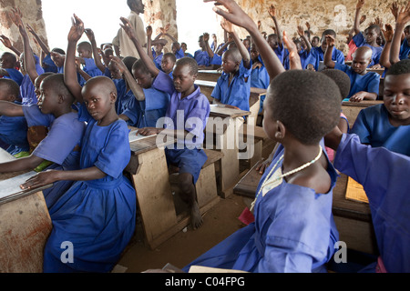 Les élèves apprennent en classe à l'école primaire d'Abia - Amuria, District de l'Ouganda, l'Afrique de l'Est. Banque D'Images