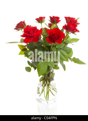 Bouquet de roses rouges dans un vase sur fond blanc Banque D'Images