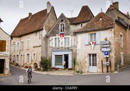 Cycliste de village traditionnel français d'Angles sur l'Anglin, Vienne, près de Poitiers, France Banque D'Images