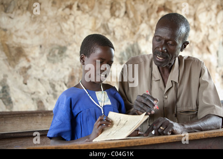 L'élève examine l'enseignant travail scolaire en Amuria, l'Ouganda, de Teso. Banque D'Images