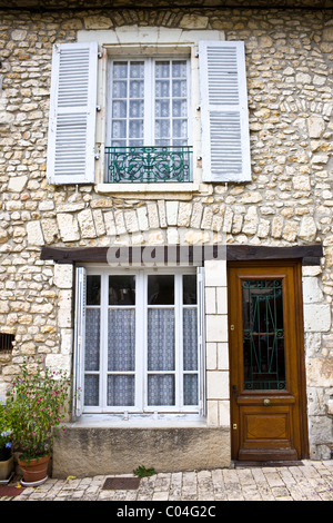 Maison typiquement français à angles sur l'Anglin en Dordogne, France Banque D'Images