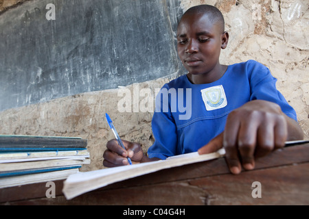 P7 Scovia étudiant Aido (16) dans les études entre les classes à l'école primaire d'Abia - Amuria, Ouganda, Afrique de l'Est. Banque D'Images