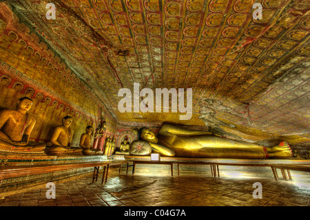 La vue de l'intérieur de l'ancien temple bouddhiste d'(cave temple complexe) à Dambulla Sri Lanka Banque D'Images
