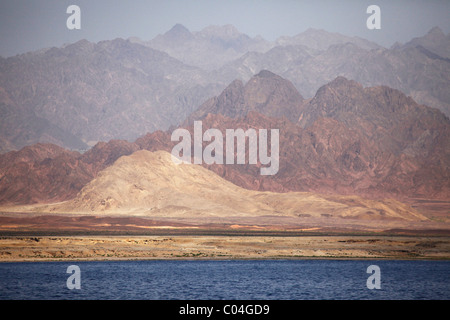 Paysage montagneux arides, sur la péninsule du Sinaï en Égypte. Banque D'Images