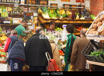 Les clients qui achètent leurs fruits et légumes à l'étal d'un marchand dans le marché municipal. Los Boliches, Fuengirola, Espagne Banque D'Images