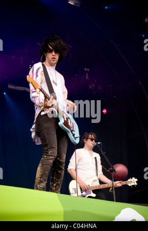 Les klaxons sur scène au festival de Glastonbury, Somerset, UK Banque D'Images