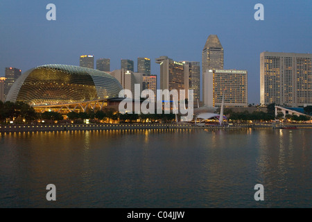 Singapour Esplanade Mall (le durian) & bay côte nord à nuit Banque D'Images