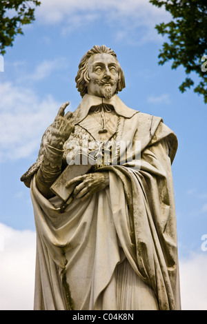 Statue de pierre monument du Cardinal Richelieu, ancien Premier Ministre, dans la ville de Richelieu, France Banque D'Images