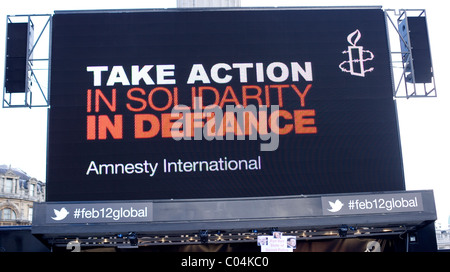 L'écran d'affichage massif. Prendre des mesures sur la solidarité au mépris lors d'un rassemblement de partisans militants égyptiens d'Amnesty International Banque D'Images