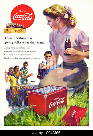 Original des années 1950 s'annonce pleine page dans le magazine des consommateurs américains pour COCA-COLA Banque D'Images