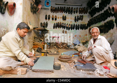 Delhi - le 27 janvier : des hommes à la fixation de l'atelier avec des outils de commerce de chaussures sur janvier 27th, 2008 à Delhi, en Inde. Banque D'Images