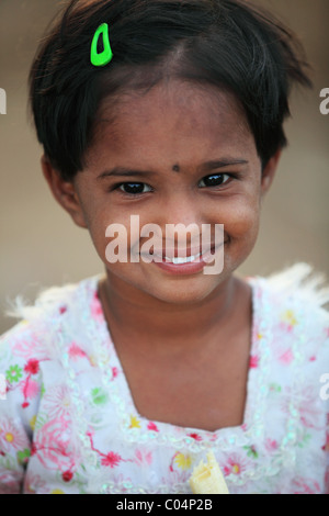 Fille manger une banane de l'Andhra Pradesh en Inde du Sud Banque D'Images