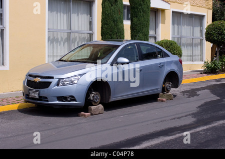 Voiture sans roues dans la ville de Mexico. Très probablement ils ont été volés pendant la nuit. Banque D'Images