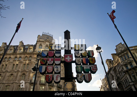 Boucliers des 26 cantons de Suisse en dehors de la nouvelle Hôtel W à londres, leicester square Banque D'Images