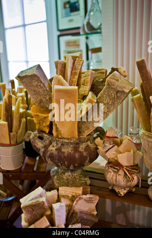 Les savons artisanaux en vente à Martin de Candre boutique spécialiste savon Mestre à Fontevraud L'Abbaye, vallée de la Loire, France Banque D'Images