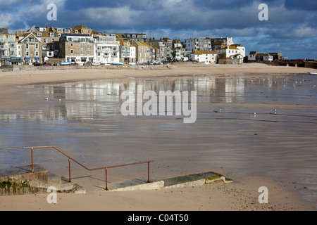 St Ives harbour plage à marée basse en hiver, Cornwall UK. Banque D'Images