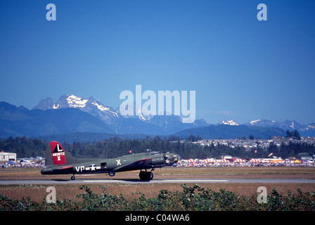 Boeing B-17G Flying Fortress le roulage sur piste à Abbotsford International Airshow, BC, British Columbia, Canada Banque D'Images