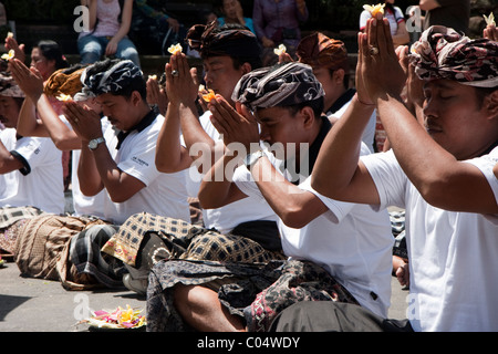 Cérémonie de la crémation à Ubud, Bali, octobre 2010. Crémations sont une importante cérémonie traditionnelle balinaise dans la religion hindoue. Banque D'Images