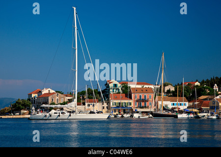 L'île de Céphalonie, Grèce. Vue partielle de Fiskardo village parmi les plus beaux de l'île, favori des skippers. Banque D'Images