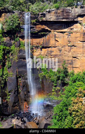 Un arc-en-ciel au bas de Fitzroy Falls dans le Parc National de Morton, de l'Australie Banque D'Images