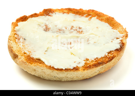 Sex muffin anglais grillé avec du beurre isolé sur blanc. Banque D'Images