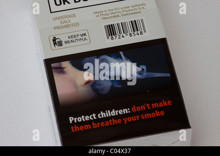 Un paquet de cigarettes de Marlboro avec un avertissement sur Banque D'Images