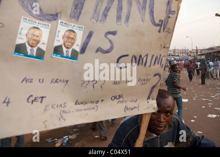 Les partisans du candidat à la présidence de l'Ouganda Le Dr Kizza Besigye emplissent les rues de Kampala comme il l'avance sur les campagnes du vote de vendredi Banque D'Images