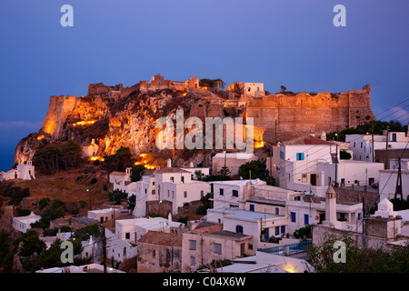 Partie de la hora ('capital") de de Cythère (ou 'l'île de Cythère") avec son château Vénitien sur le dessus, dans le 'blue' heure. Grèce Banque D'Images