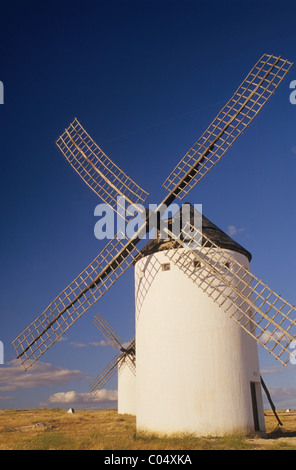 Les moulins à vent à la colline de la ville de Campo de Criptana, province de Ciudad Real, Castille-La Manche, Espagne Banque D'Images