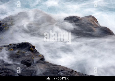 D'eau tourbillonnant sur les rochers Banque D'Images