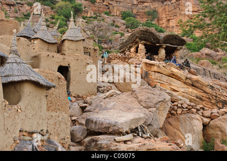 Togu Na dans les greniers et Yendouma, vu de dessous. 'Dogon Pays' , Mali Banque D'Images