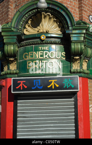 Un pub victorien traditionnel anglais qui a été convertie en chinois à emporter. Banque D'Images