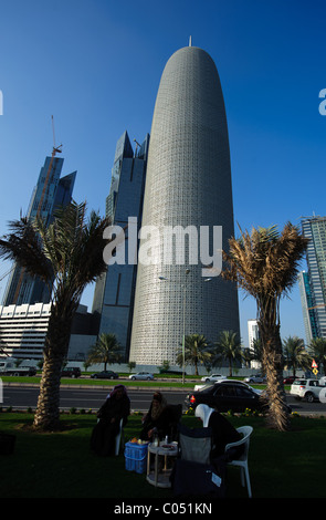 Passage pour piétons devant le Bureau de Doha 9 tour de grande hauteur à Doha, Qatar Banque D'Images