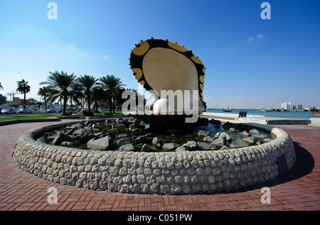 L'un des célèbres sites sur Al Corniche à Doha, Qatar, le géant shell appelé le Monument de la Perle Banque D'Images