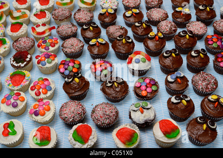 Cupcakes fait maison décorée sur une table pour une grande partie Banque D'Images