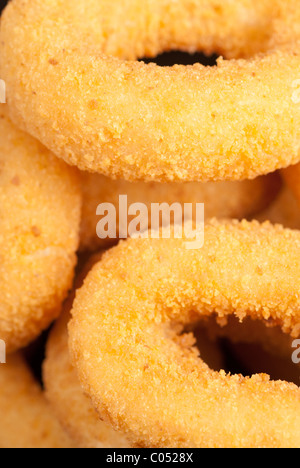 Portion de frites fraîchement battered onion rings Banque D'Images