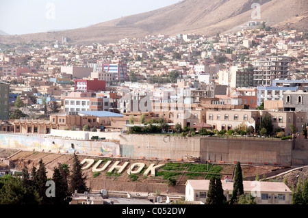 Maisons et immeubles d'appartements dans un quartier résidentiel de la ville kurde de Duhok ou Dohuk dans la région autonome du Kurdistan, nord de l'Irak. Banque D'Images