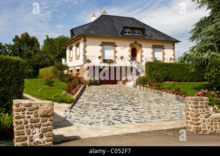 Français typique maison moderne dans le style de l'époque à Ernee en Normandie, France Banque D'Images