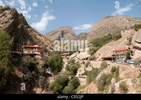 Vue sur la station balnéaire kurde de Sulav, située juste en dessous de la ville d'Amadiya, dans la région autonome du Kurdistan, dans le nord de l'Irak. Banque D'Images