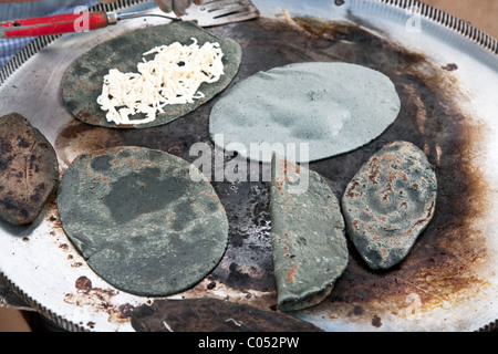 Tacos tacos de maïs bleu cuisson sur un barbecue sur le trottoir à l'extérieur du marché de Medellin Mexico District Roms Banque D'Images