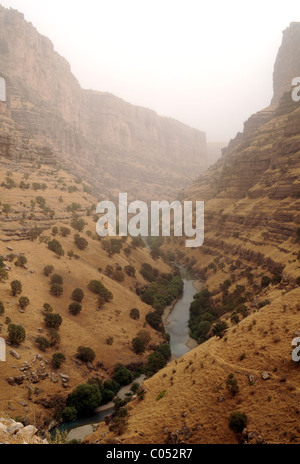 Vue sur le canyon Gali Ali Beg et la rivière Choman pendant une tempête de sable dans les montagnes Zagros, dans la région du Kurdistan, dans le nord de l'Irak. Banque D'Images