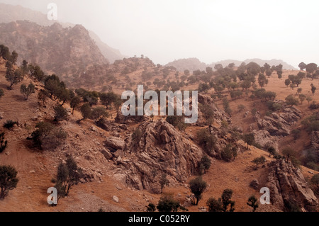 La chaîne de Qandil des montagnes Zagros dans la région du Kurdistan, dans le nord de l'Irak, près des frontières de la Turquie et de l'Iran. Banque D'Images