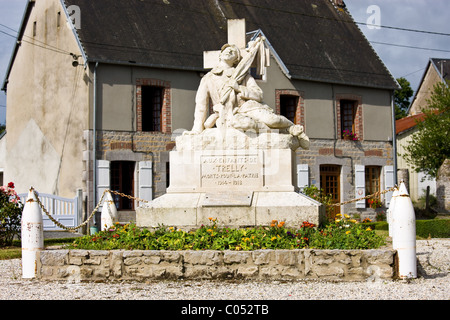 Monument aux morts pour commémorer la mort local de la Première Guerre mondiale dans la ville française de Trelly en Normandie, France Banque D'Images