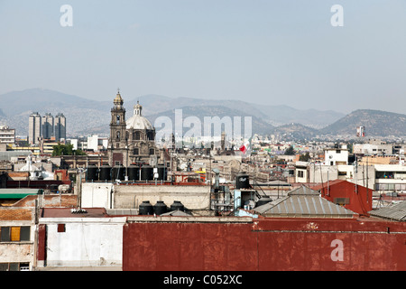 Vue de l'intime panachée colorée toits de Mexico par temps clair, à la beauté des montagnes environnantes au Mexique Banque D'Images