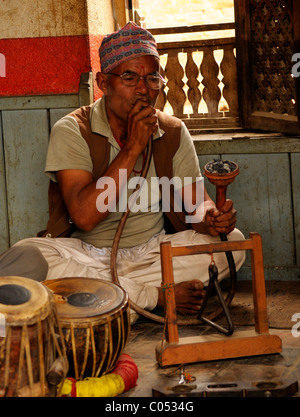 L'homme népalais de fumer la chicha pipe , la vie des populations ( l ) les Népalais , la vie dans la rue à Katmandou kathmandu , Népal , Banque D'Images